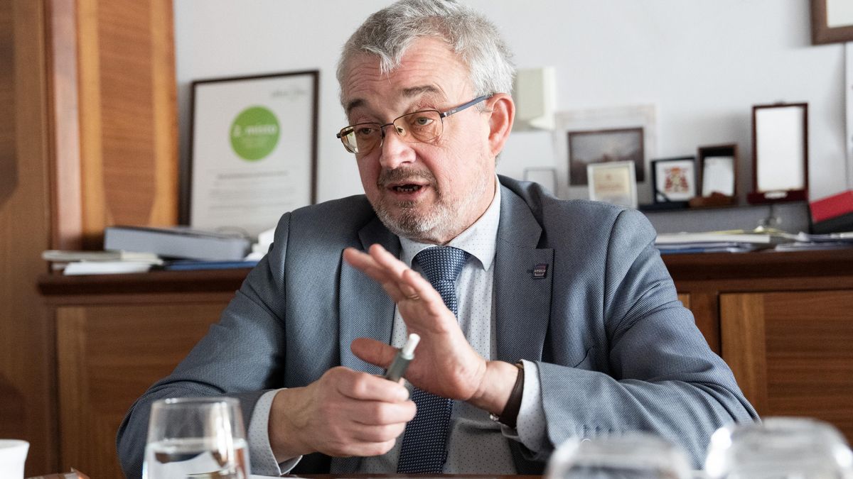 Benda: Babiš má právo vládnout s extremisty. Pavel by měl ctít Ústavu